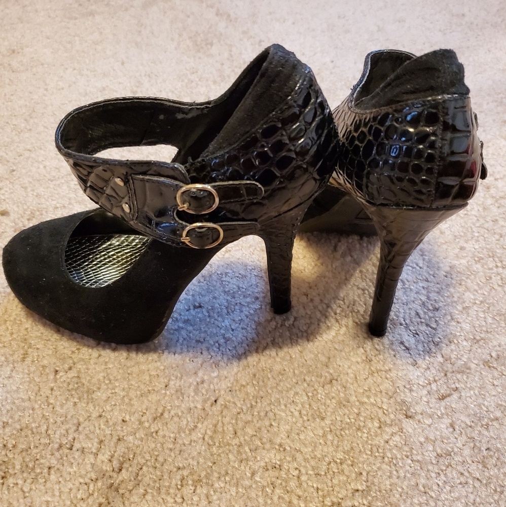 Black Heel w/ Snakeskin Strap